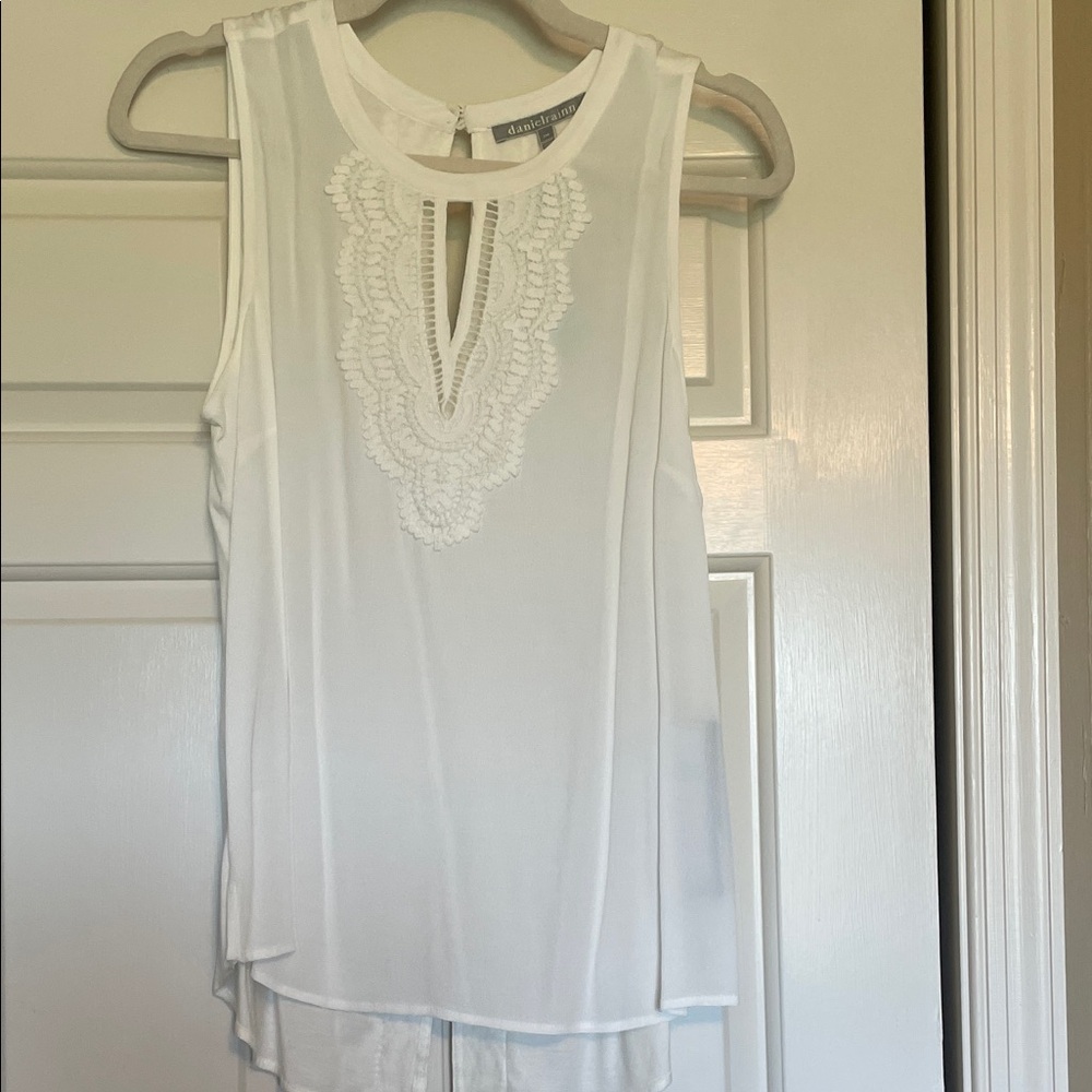 Daniel Rainn White Sleeveless Lace-Front Keyhole Top
